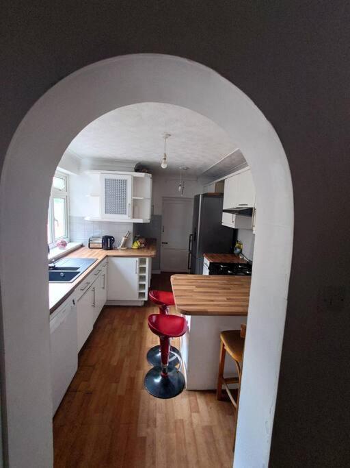 Edwardian 4 Bedrooms With 4 Bathrooms Townhouse, Next To Underground, Accommodates 10 People Лондон Экстерьер фото